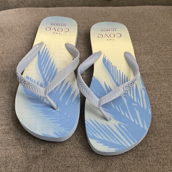 BNWT large flip flops - Picture 3 of 4